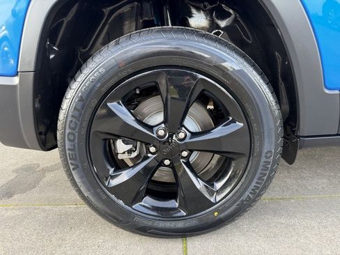 Used 2023 Jeep Cherokee Altitude Lux w/ Mopar Interior Package image 9