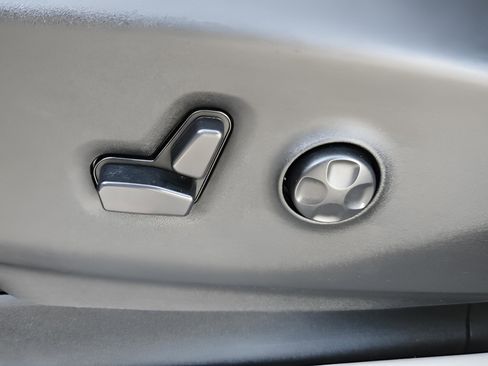 Used 2020 Chrysler Pacifica Touring-L image 9