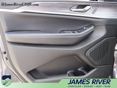 Used 2024 Jeep Grand Cherokee L Limited image 22