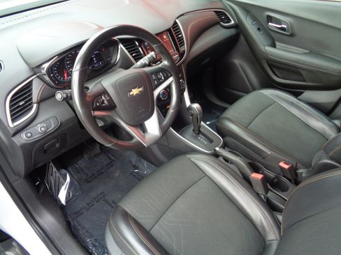 Used 2019 Chevrolet Trax LT w/ LT Convenience Package image 2