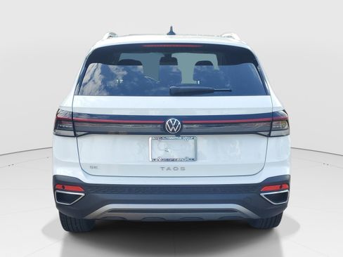 Used 2025 Volkswagen Taos SE FWD image 6