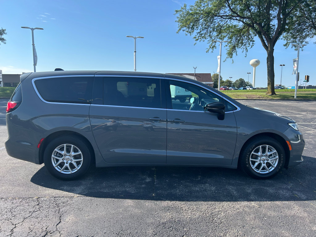 Used 2025 Chrysler Pacifica Select FWD image 4