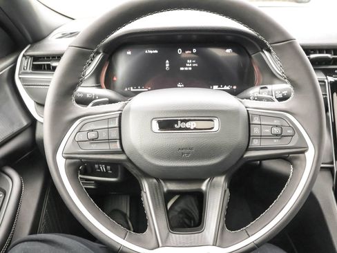 New 2025 Jeep Grand Cherokee Altitude image 28