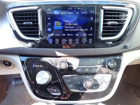 Used 2017 Chrysler Pacifica Touring-L w/ Tire & Wheel Group image 14