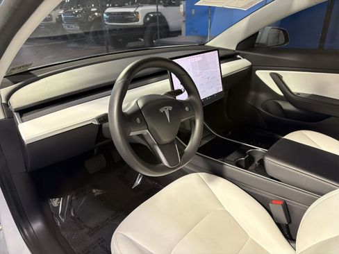 Used 2020 Tesla Model 3 Standard Range Plus image 22