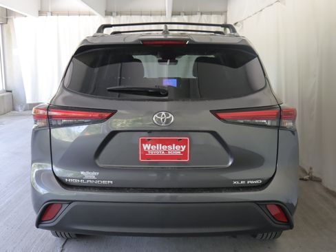 Used 2023 Toyota Highlander XLE AWD/4WD image 26