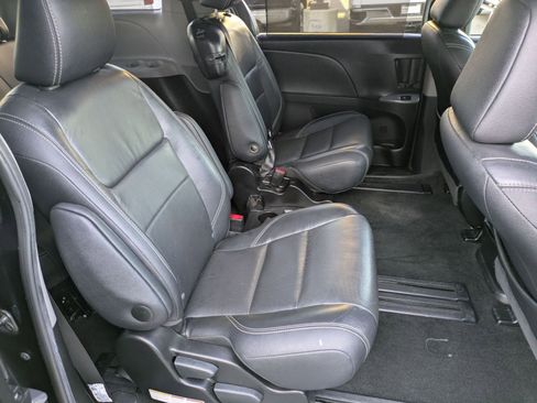 Used 2017 Toyota Sienna SE FWD image 26
