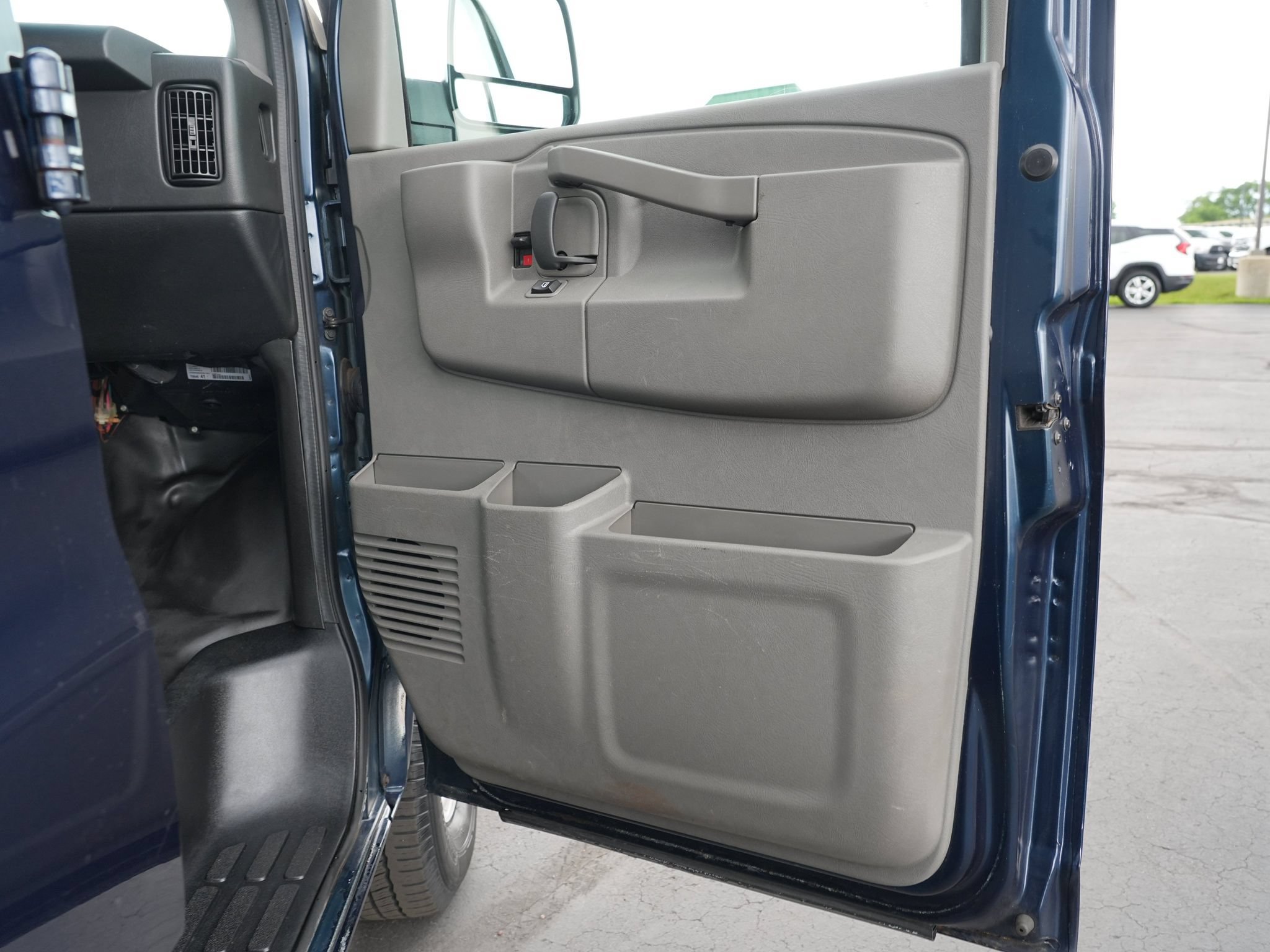 Used 2019 Chevrolet Express 2500 w/ Communications Package RWD image 23