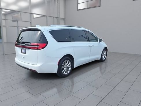 Used 2021 Chrysler Pacifica Touring-L FWD image 8