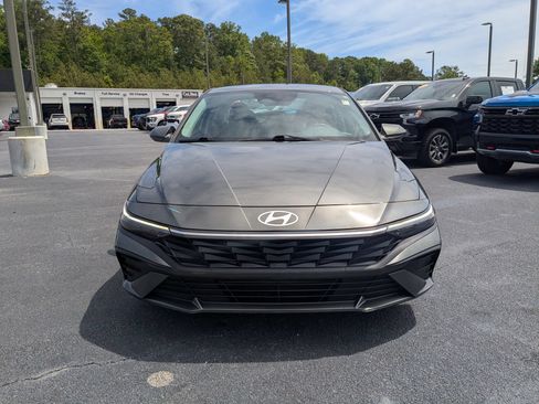 Used 2024 Hyundai Elantra SEL FWD image 2