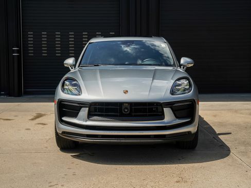 Certified 2025 Porsche Macan image 6