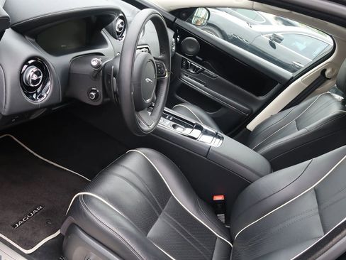Used 2019 Jaguar XJ R-Sport image 15