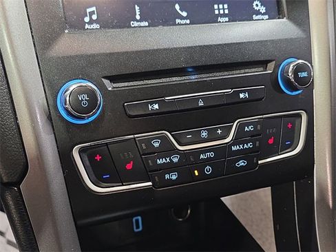 Used 2017 Ford Fusion SE w/ Fusion SE Technology Package image 19