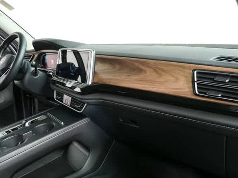 Certified 2025 Volkswagen Atlas SE image 24