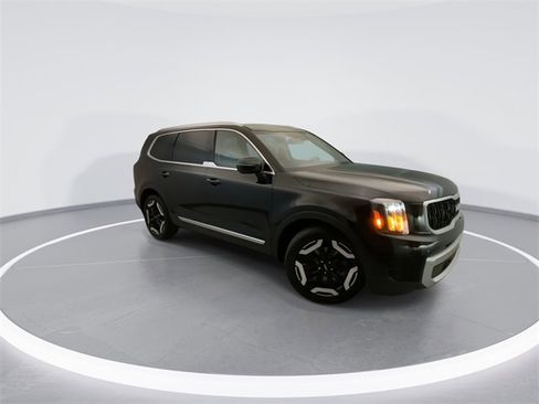 Used 2024 Kia Telluride EX w/ EX Captain's Chair Package image 6