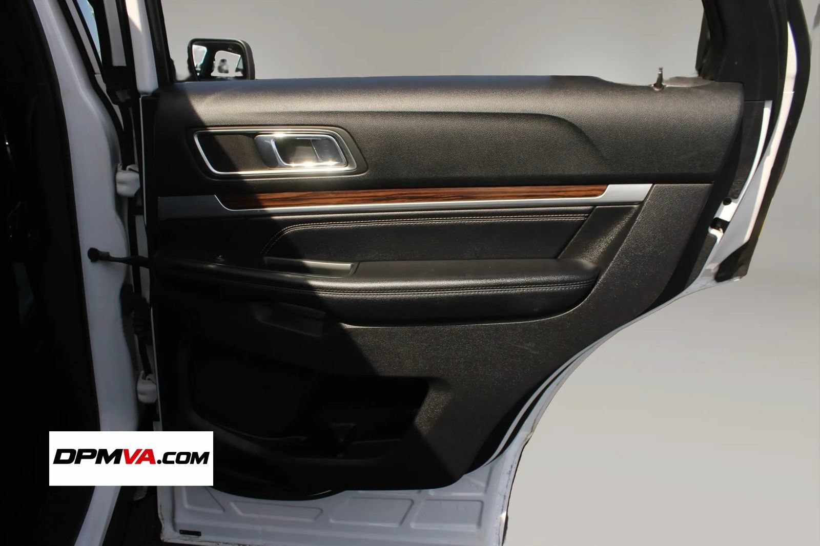 Used 2018 Ford Explorer Limited w/ Equipment Group 301A AWD/4WD image 14