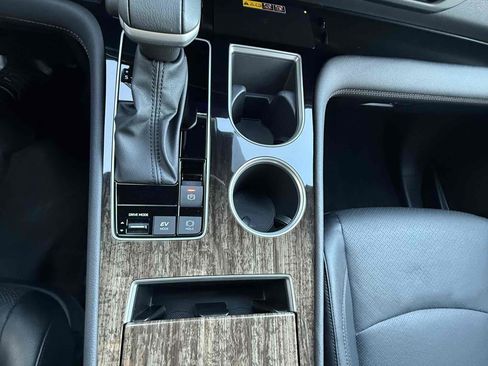 Used 2025 Toyota Sienna Platinum image 39