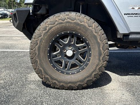Used 2017 Jeep Wrangler Unlimited Sahara w/ Connectivity Group AWD/4WD image 9