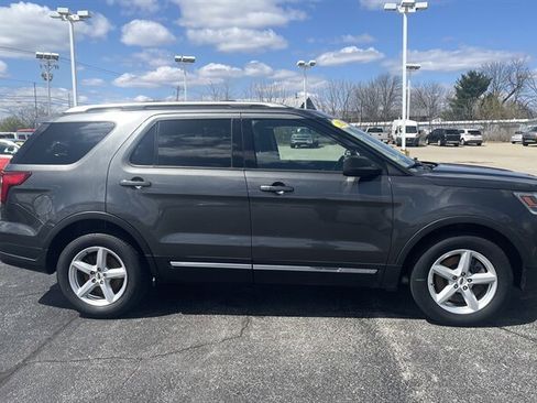 Used 2019 Ford Explorer XLT image 2