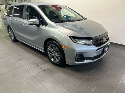 Used 2025 Honda Odyssey Touring image 2