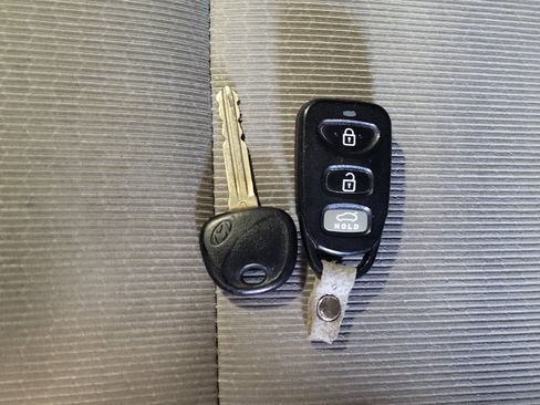 Used 2017 Hyundai Elantra SE image 32