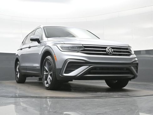 Used 2022 Volkswagen Tiguan SE AWD/4WD image 32