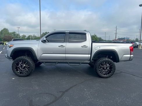 Used 2017 Toyota Tacoma TRD Off-Road w/ Tow Package (A/T) AWD/4WD image 3