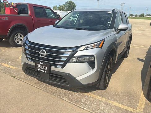 Used 2024 Nissan Rogue SV AWD/4WD image 2