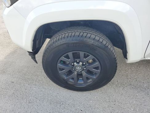 Certified 2022 Toyota Tacoma TRD Off-Road image 18