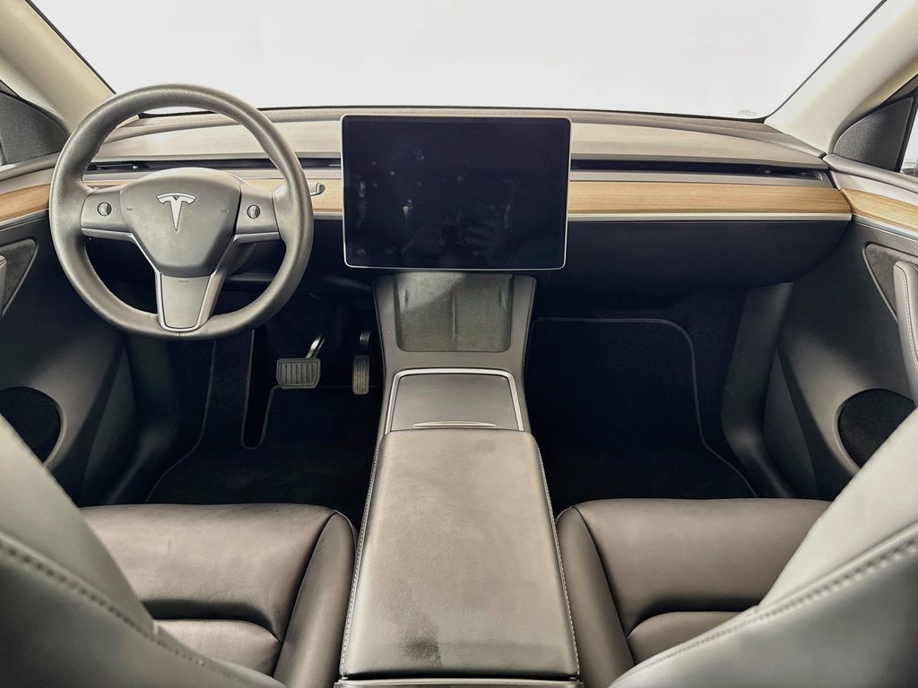 Used 2025 Tesla Model Y Long Range AWD/4WD image 3
