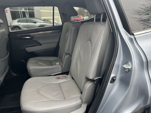 Used 2023 Toyota Highlander Limited image 24
