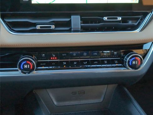 Used 2025 Chevrolet Equinox ACTIV w/ Safety and Technology Package image 19