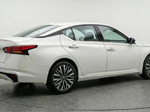 Used 2025 Nissan Altima 2.5 SV FWD image 9