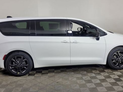 New 2026 Chrysler Pacifica Select image 8