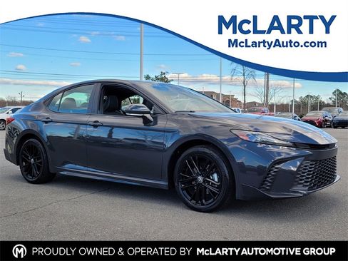 Used 2025 Toyota Camry SE image 1