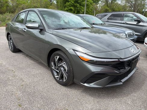 Used 2026 Hyundai Elantra Blue image 2