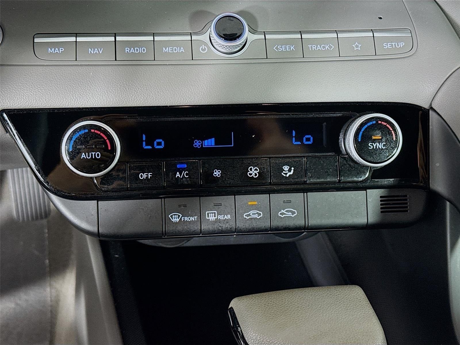 Certified 2024 Hyundai Elantra SEL FWD image 17