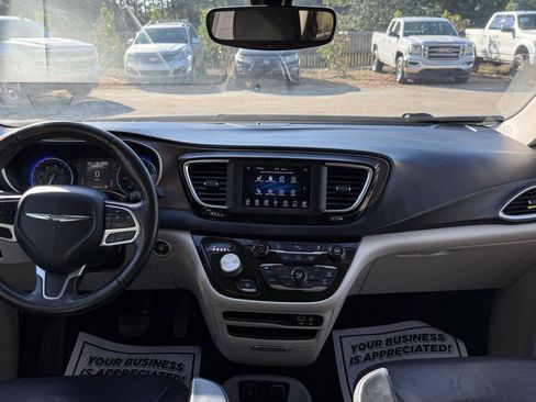 Used 2019 Chrysler Pacifica Touring-L FWD image 19