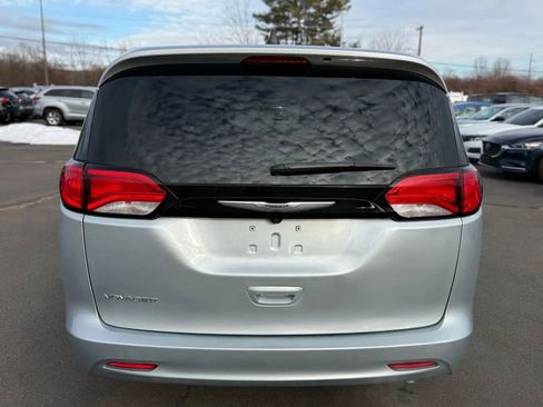 Used 2023 Chrysler Voyager LX image 6