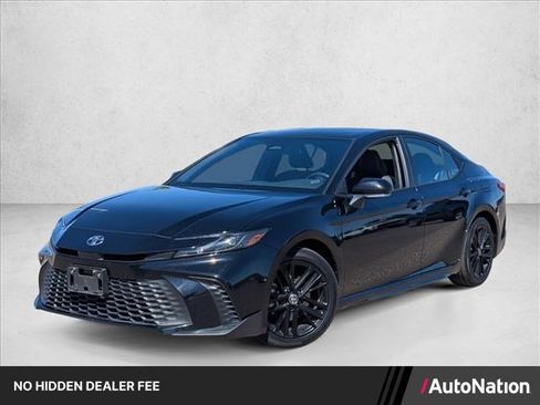 Used 2025 Toyota Camry SE FWD image 1