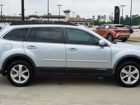 Used 2014 Subaru Outback 2.5i Limited w/ Moonroof Package AWD/4WD image 4