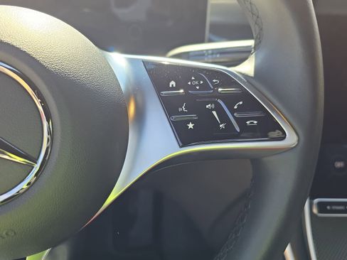 Used 2025 Mercedes-Benz GLC 300 4MATIC image 18