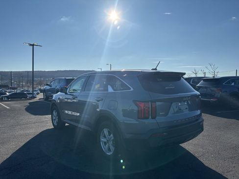 Used 2022 Kia Sorento LX image 5