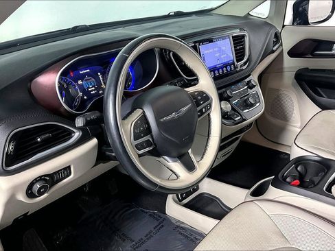 Used 2017 Chrysler Pacifica Limited w/ UConnect Theater Package FWD image 13
