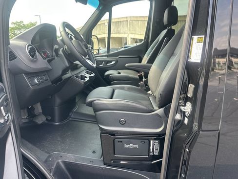 Used 2025 Mercedes-Benz Sprinter 2500 image 3