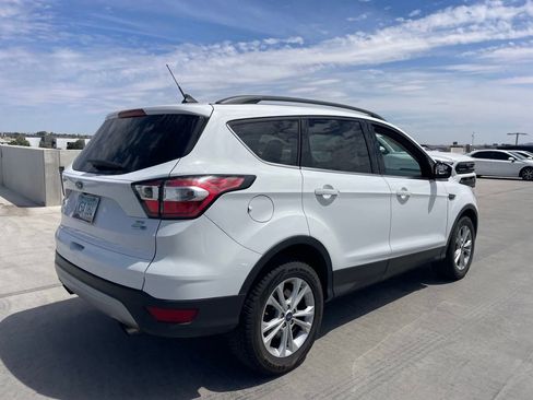 Used 2018 Ford Escape SE w/ SE Sync 3 Package AWD/4WD image 2
