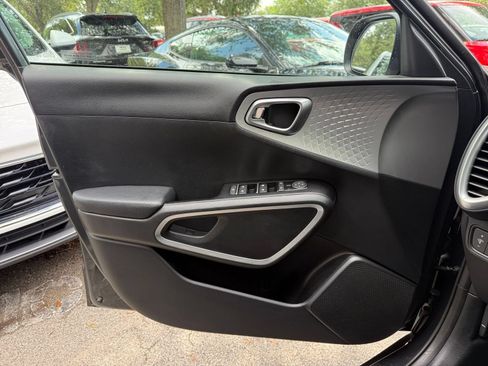 Used 2025 Kia Soul LX w/ LX Technology Package FWD image 18