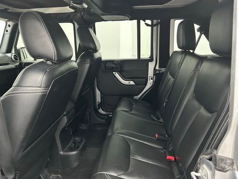 Used 2015 Jeep Wrangler Unlimited Sahara w/ Connectivity Group image 27
