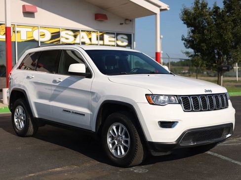 Used 2020 Jeep Grand Cherokee Laredo image 4