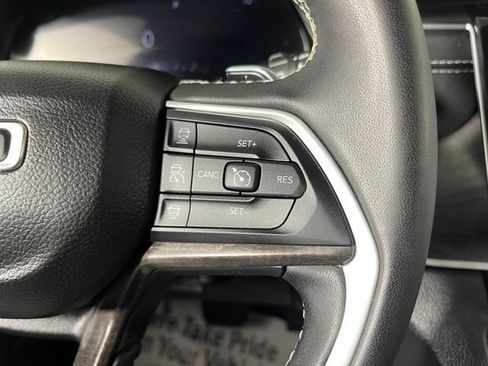 Used 2023 Jeep Grand Cherokee Limited w/ Black Appearance Package AWD/4WD image 18